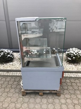 300 шт. Холодильная кондитерская витрина