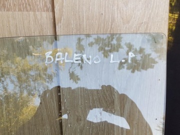 SKLO (OKNO) BOČNÍ LEVÝ PŘEDNÍ SUZUKI BALENO