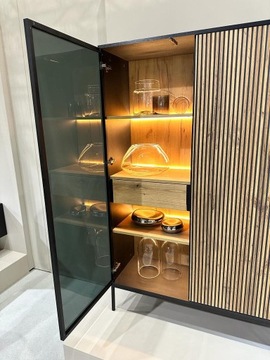 Высокая витрина SENTO с фрезерованным фасадом и выдвижным ящиком со светодиодной подсветкой