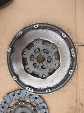 КОМПЛЕКТ ДВУМАССОВОГО КОЛЕСА RENAULT CLUTCH 1.2TCE