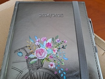 Kalendarz nauczyciela 24/25 A5 tygodniowy na gumkę NEBRASKA srebrna ROWEREK