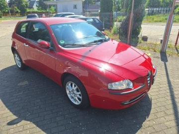Alfa Romeo 147 Hatchback 1.6 i 16V T.Spark 120KM 2002 Alfa Romeo 147, zdjęcie 1
