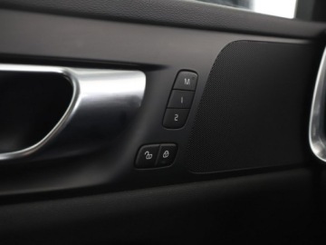 Volvo V60 II  Kombi 2.0 T5 250KM 2019 Volvo V60 Inscription T5 automat skóra navi, zdjęcie 32