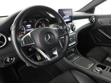 Mercedes Klasa A W176 Hatchback 5d Facelifting 180 122KM 2017 Mercedes A 180 AMG Line full LED Podg.fotele i, zdjęcie 13