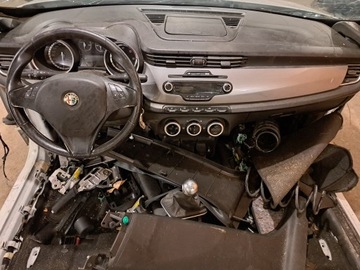 ALFA ROMEO GIULIETTA DESKA KOKPIT KONZOLA ULOŽENÍ PÁSY