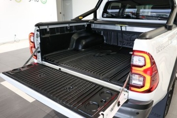 Toyota Hilux VIII Podwójna kabina Facelifting 2.8 D-4D 204KM 2023 Toyota Hilux 2.8 D-4D Double Cab Invincible 4x4 aut 2.8 Diesel 204KM, zdjęcie 13