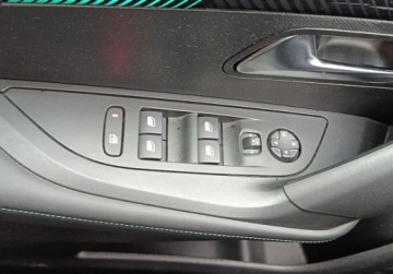 Peugeot 2008 II SUV 1.2 PureTech 130KM 2022 Peugeot 2008 1.2 130KM Allure MT6 i-Cockpit Kamera LED SalonPL SeriwsASO F, zdjęcie 33