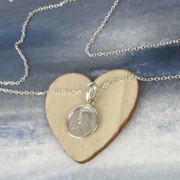 DELIKATNY MEDALIK Z MATKĄ BOSKĄ SREBRO 925 GRAWER