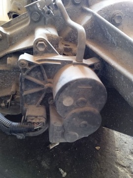 NISSAN NAVARA D40 MOTOREK REDUKTOR PŘEVODOVKY ŘAZENÍ 2.5 DCI ORIG.