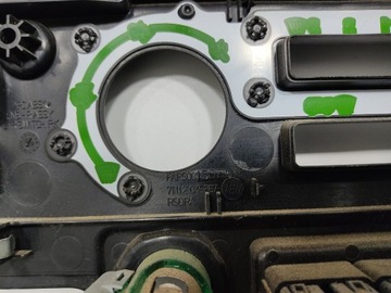 RÁMEČEK KRYT DESKY ROZDĚLOVACÍ AUTORÁDIO LAND ROVER DEFENDER 7H12-045F67 07-14