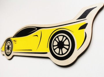 3 гоночных автомобиля на полке Hot Wheels
