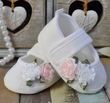 KELLO - Buciki lniane z ozdobą 9 cm na chrzest