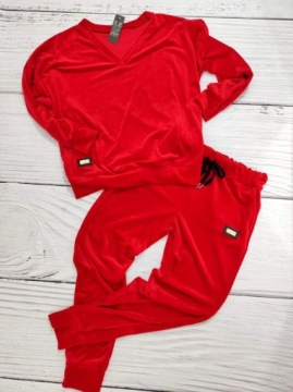 СПОРТИВНЫЙ КОСТЮМ МЯГКИЙ ВЕЛЮР, V-образный вырез, r52