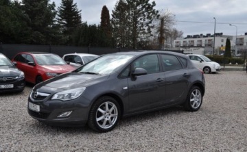 Opel Astra J Hatchback 5d 1.4 Turbo ECOTEC 140KM 2012 Opel Astra 1.4 Benzyna Tempomat Cz. parkowania Klimatyzacja 1.4 Benzyna