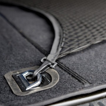 Pružná síť zavazadlového prostoru karoserie hatchbacku