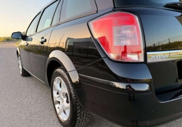 Opel Astra J Sports Tourer 1.6 Twinport ECOTEC 115KM 2010 Opel Astra LIFT 1.6i 115ps PDC GrzaneFotele Klima Doinwestowana Bezwypadko, zdjęcie 17