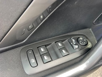 Peugeot 2008 I SUV Facelifting 1.2 PureTech 130KM 2017 Peugeot 2008 Style Nawigacja Klimatyzacja Parktronic El.szyby El.Lusterka, zdjęcie 13