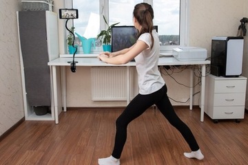 ГИБКИЙ ДЕРЖАТЕЛЬ С ЗАЖИМОМ ДЛЯ ТЕЛЕФОНА, ПРИКРЕПЛЕННЫЙ К СТОЛУ