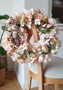 Wianek wielkanocny na drzwi Pudrowe kwiaty wianek z zającem 40 cm