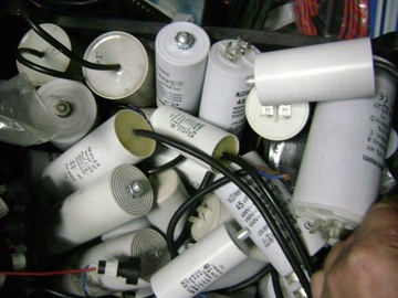 KONDENSATOR ROZRUCHOWY DO SILNIKA 2,5uF 450V PL