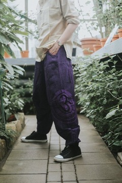 Luźne wygodne spodnie przecierane - fioletowe z haftem OM | z NEPALu