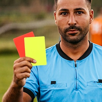 КРАСНАЯ И ЖЕЛТАЯ КАРТОЧКА ОТ СУДЬИ МАТЧА