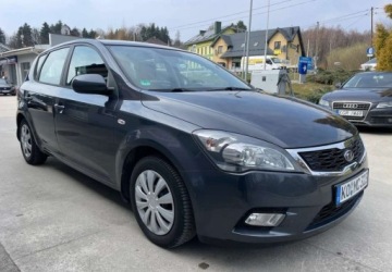 Kia Ceed I Hatchback 5d Facelifting 1.4 DOHC CVVT 90KM 2010 Kia Ceed Kia Ceed 1.4 CVVT Attract 1.4 Benzyna 90KM