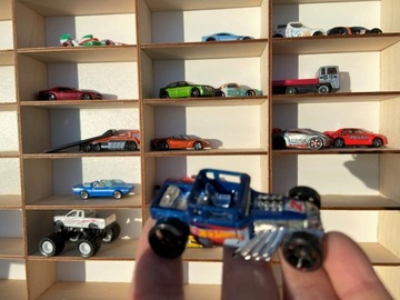 Полка из фанеры на 60 отделений – для больших пружинных моделей, например Hot Wheels.