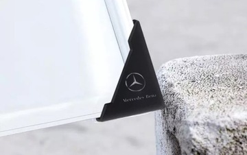 Резиновые накладки защищают углы дверей MERCEDES.