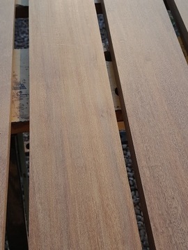 ПОЛОСЫ ДРЕВЕСИНЫ ЛАПАЧО/ИПЕ ИЗ КРАСНОГО ДВИЖЕНИЯ