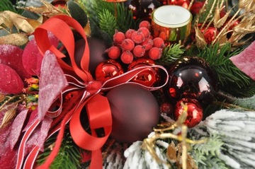 Композиция из больших лампочек из красного и золотого стекла.