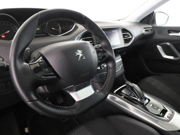 Peugeot 308 II Hatchback Facelifting 1.2 PureTech 130KM 2019 Peugeot 308 Allure automat panorama navi PDC, zdjęcie 13