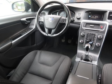 Volvo V60 I Kombi Facelifting 2.0 D4 DRIVE-E 190KM 2017 Volvo V60 D4 2.0, Salon Polska, Serwis ASO, zdjęcie 6