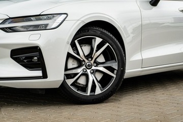 Volvo V60 II  Kombi Facelifting 2.0 B4 B 197KM 2025 Volvo V60 Ultra Dark B4 Mild hybrid Benzyna 197+14, zdjęcie 2