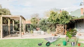 Цветочный горшок на ножках, огород, деревянный ящик для овощей, сад с высокими травами