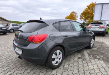 Opel Astra J Hatchback 5d 1.7 CDTI ECOTEC 110KM 2010 Opel Astra Opel Astra 1.7 CDTI Cosmo 1.7 Diesel 110KM, zdjęcie 4