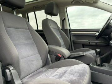 Volkswagen Touran II 2.0 TDI 140KM 2015 Volkswagen Touran Highline 7 osobowy navi, zdjęcie 22