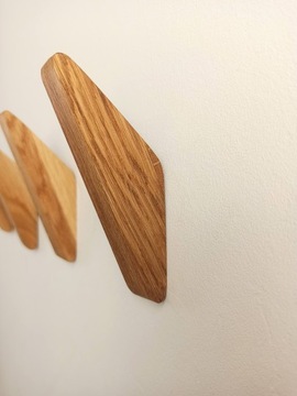 Вешалка для одежды одностенная, дубовая.