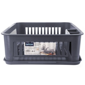 Сушилка, стоящая на вершине сосудов пластиковые столовые столовые приборы.