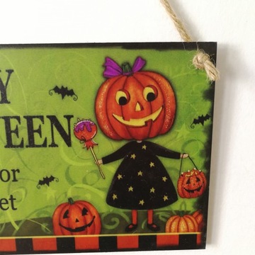 Счастливый Хэллоуин висит деревянный знак