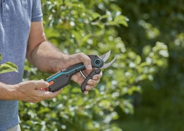 Аккумуляторные секаторы Gardena AssistCut USB 12222