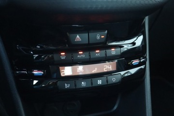 Peugeot 2008 I SUV Facelifting 1.2 PureTech 130KM 2016 Peugeot 2008 1.2 PureTech, Salon Polska, zdjęcie 15