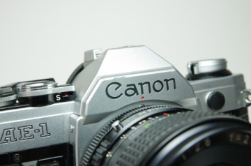 Аналоговый корпус Canon AE-1 с объективом