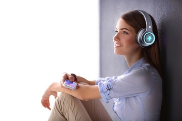 Беспроводные Bluetooth-наушники с MP3-микрофоном и светодиодной подсветкой