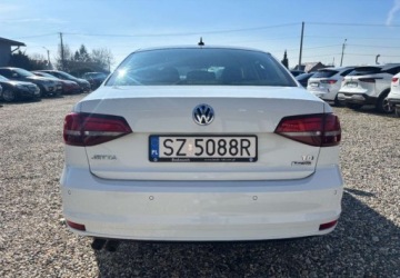 Volkswagen Jetta VI Sedan Facelifting 2.0 TDI 110KM 2016 Volkswagen Jetta Polski salon 2.0 Diesel 110KM, zdjęcie 4