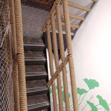 Нитки ручной работы для украшения рождественского вертепа.
