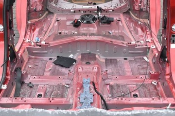 BLATNÍK LEVÝ PRAVÝ ZADNÍ TOYOTA COROLLA E21 SEDAN 21R