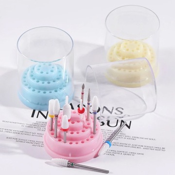 Контейнер для 48 кусачек для ногтей цвета фуксии.