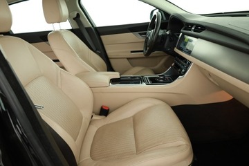 Jaguar XF II Sedan 2.0 i4D 180KM 2018 Jaguar XF 20d AWD, 177 KM, Automat, Navi, Xenon, zdjęcie 6