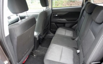 Mitsubishi Outlander III 2017 Mitsubishi Outlander 2.2DI-D 150KM 4WD 4x4 7osobowy Xenony Nawigacja Grzan, zdjęcie 12